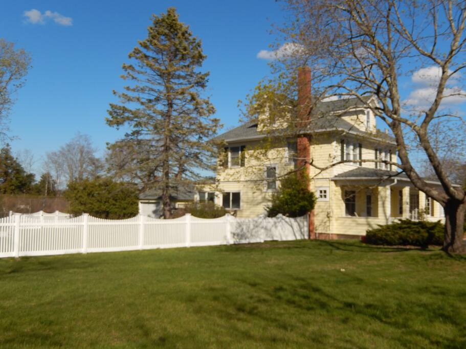 Country Charm on 1 full acre -Swimming Pool, Tennis Court, Lawn for outdoor games