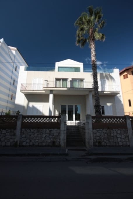 La nostra casa. Il B&B si trova al primo piano.