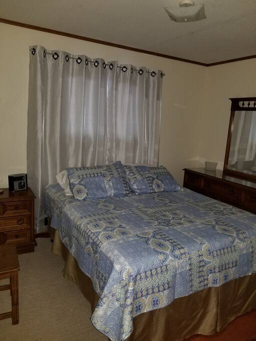 Bedroom 1 queen bed