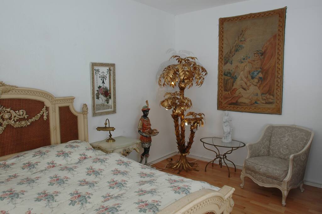 Schlafzimmer mit Doppelbett