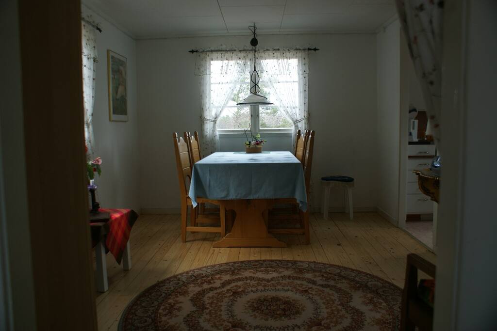 Matplatsen inne om man inte vill sitta på den stora altanen,