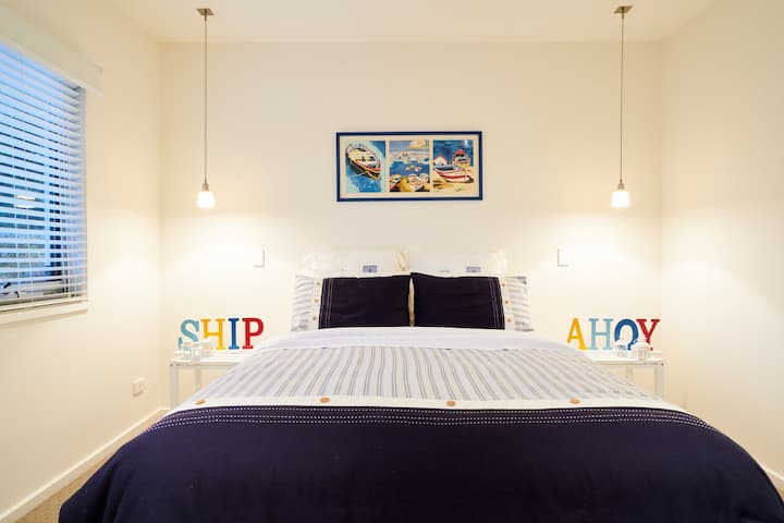 เตียงควีนไซส์พร้อมผ้าปูที่นอนสุดหรูผ้านวมและผ้าห่มไฟฟ้าจัดส่ง AHOY!