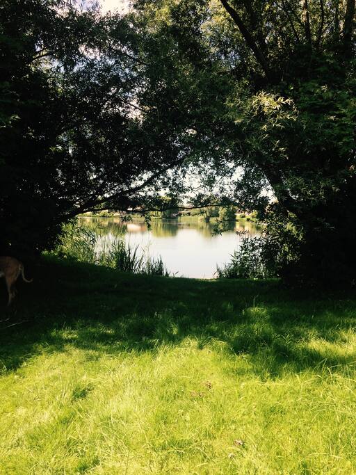 in der Dorfmitte gelegen befindet sich ein See mit Badestel