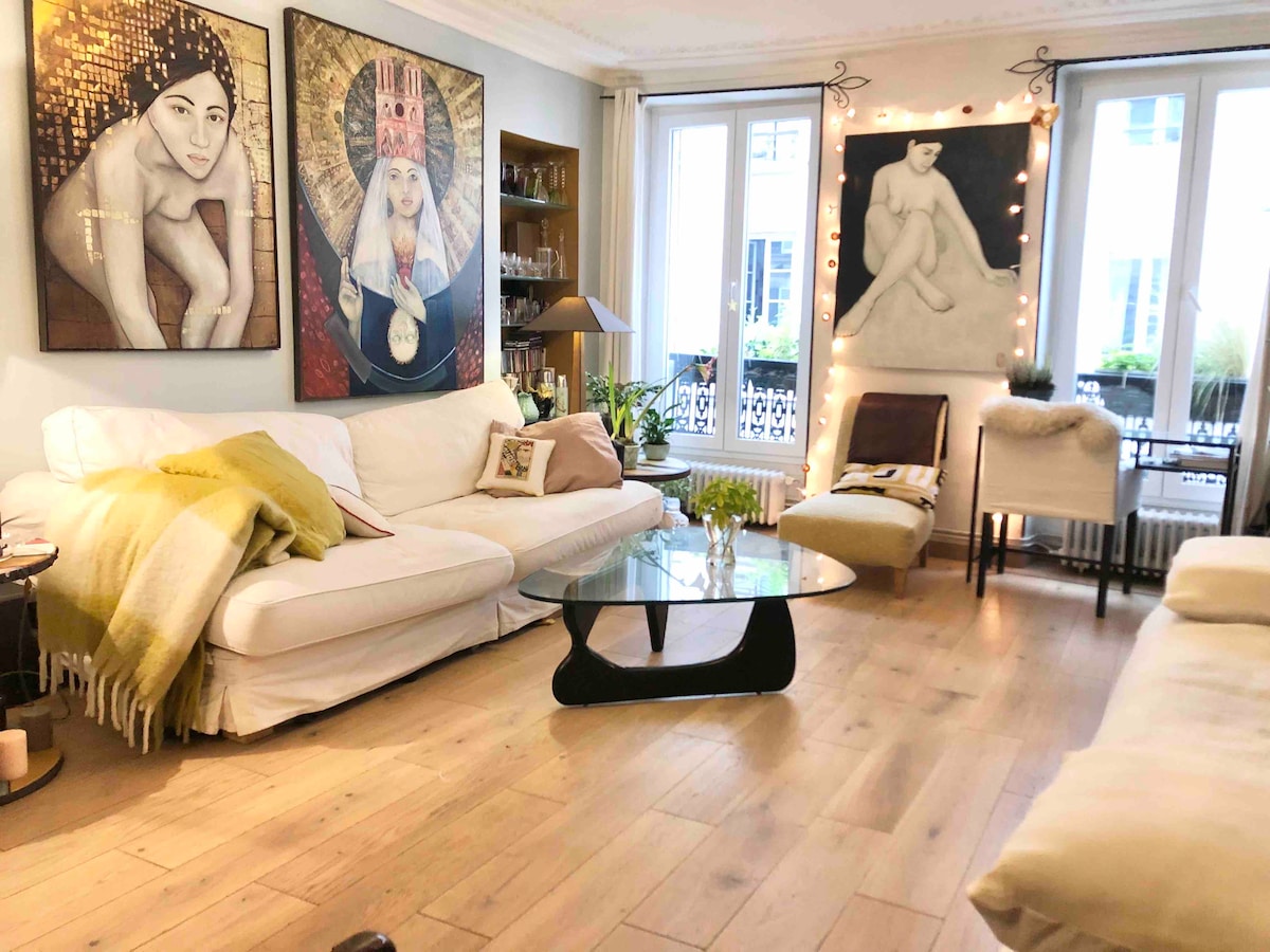 منطقة جلوس بأرائك بسريرين