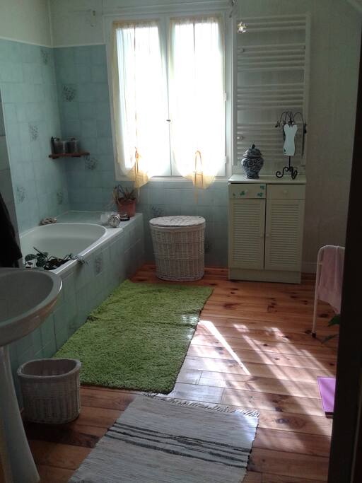 salle de bain à l'étage très ensoleillée