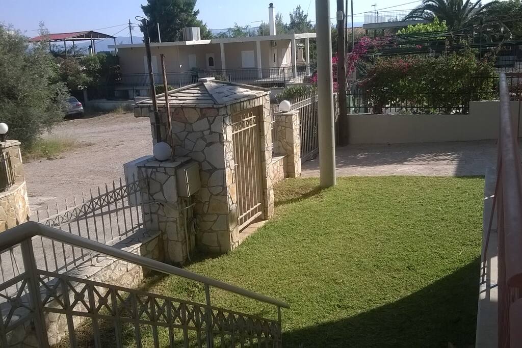 Main entrance garden and garage
Είσοδος κήπου και γκαράζ