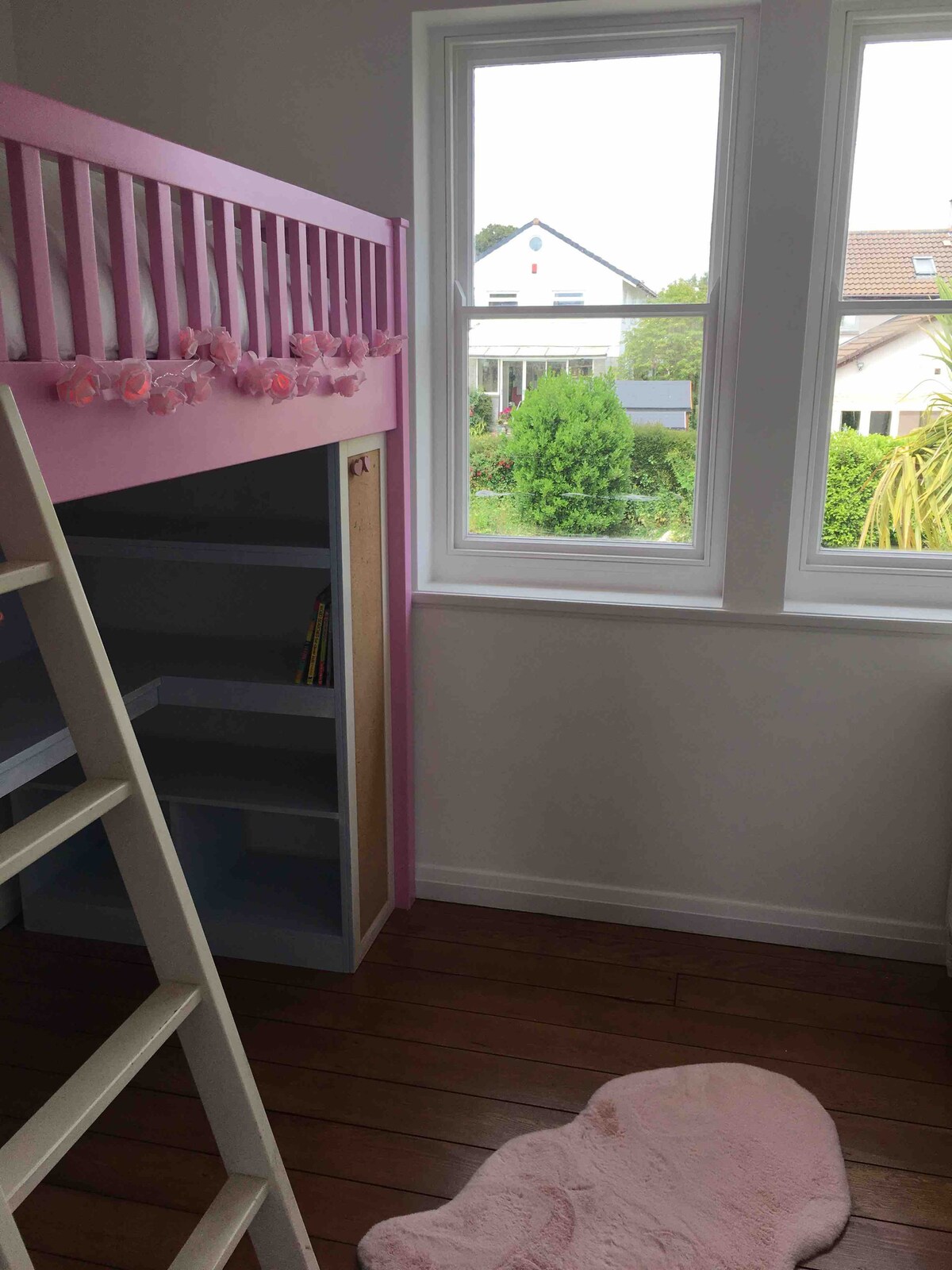 Tercer dormitorio con cama en la cabaña (esta cama es grande y lo suficientemente resistente como para dormir un adulto... ¡al que le gustan las luces de hadas rosas!)