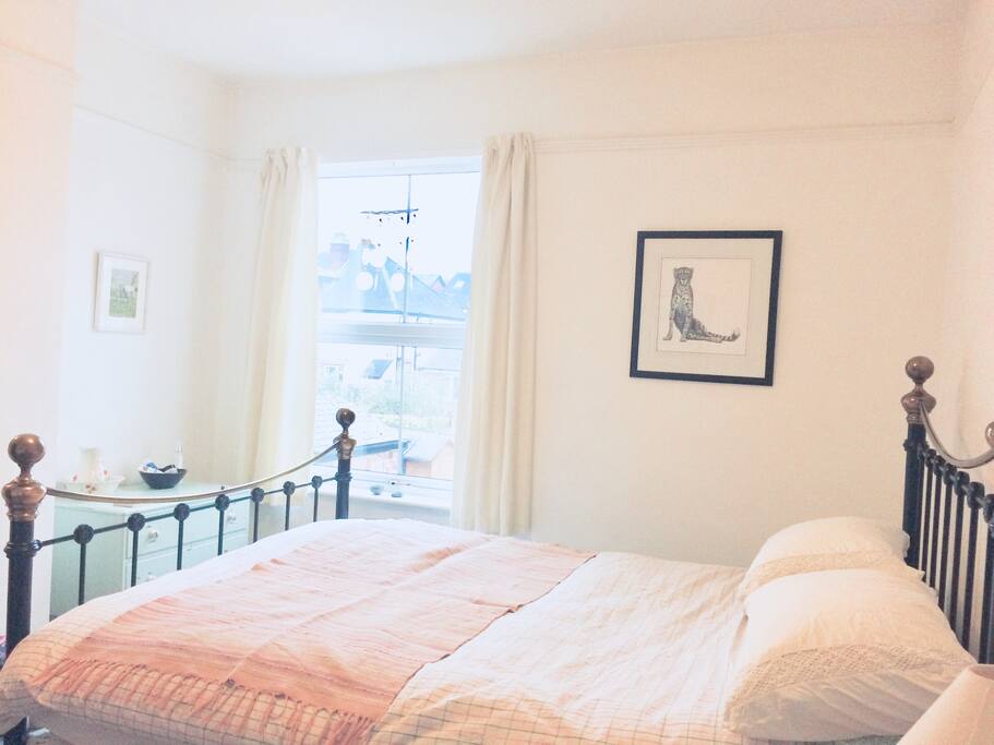 King sized brass bed with duck down duvet and good quality linen