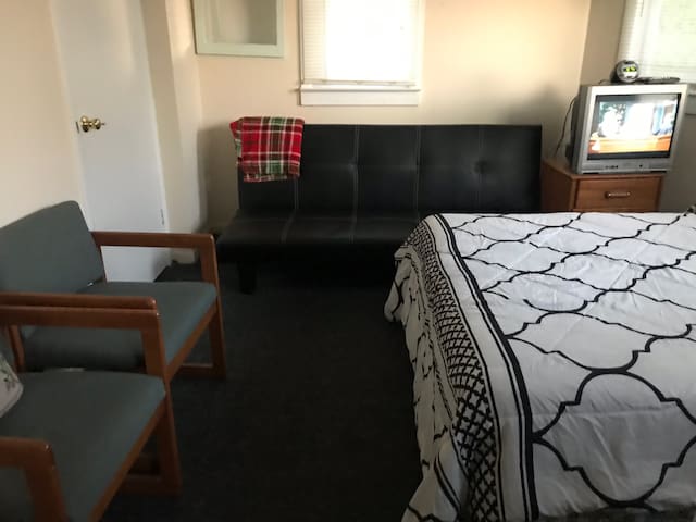 Private room, 4.5 blocks from beach and boardwalk