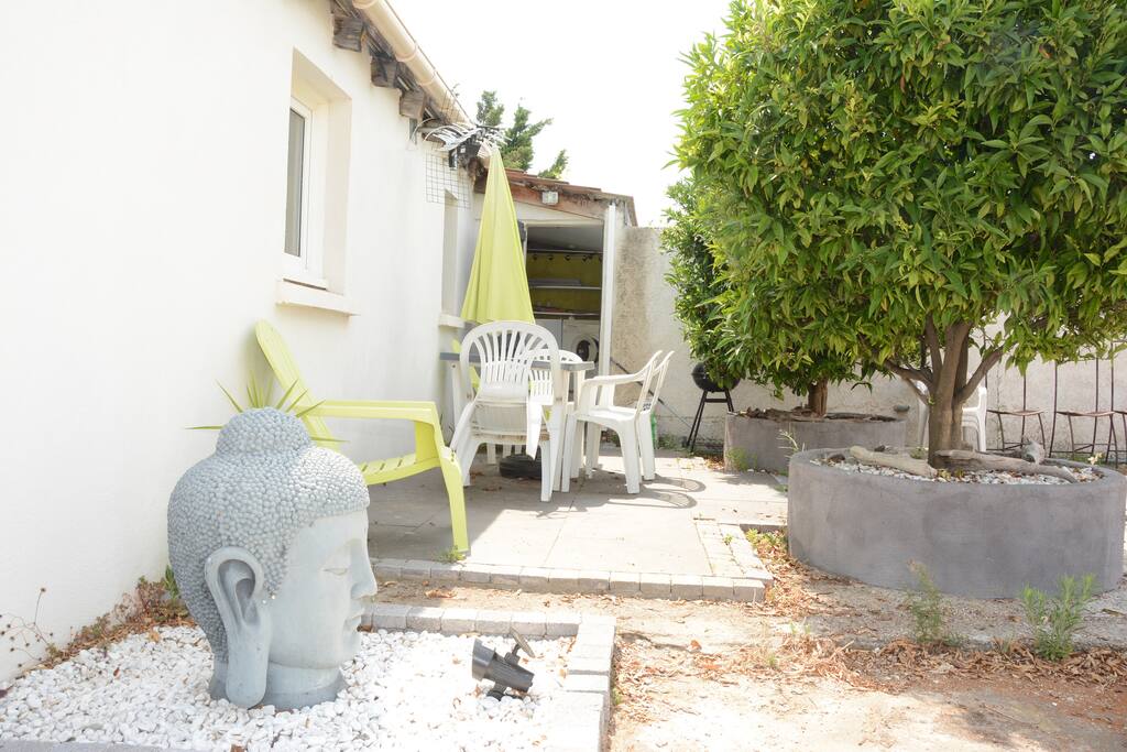 Entrée du studio, sa petite terrasse et le barbecue.