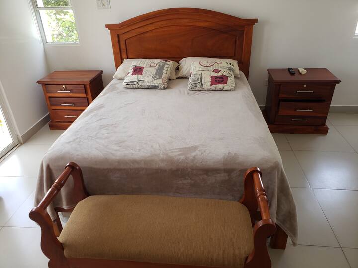 Მთავარი ოთახი (სრული ზომის საწოლი)