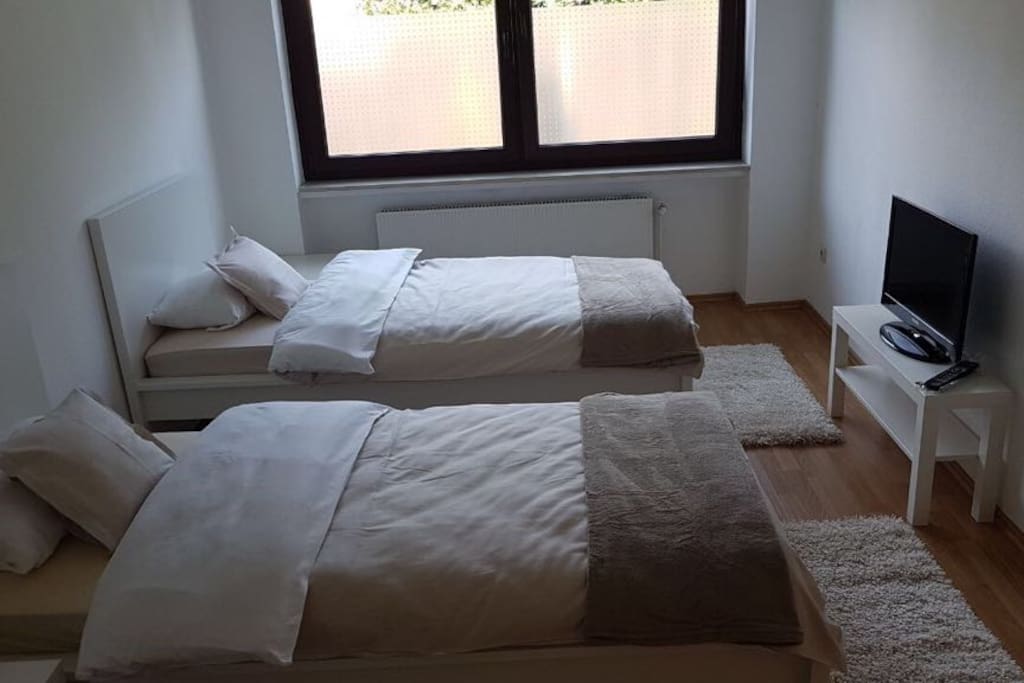 Schlafzimmer 1