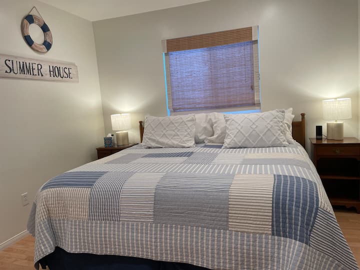 Dormitorio medio con cama tamaño king.