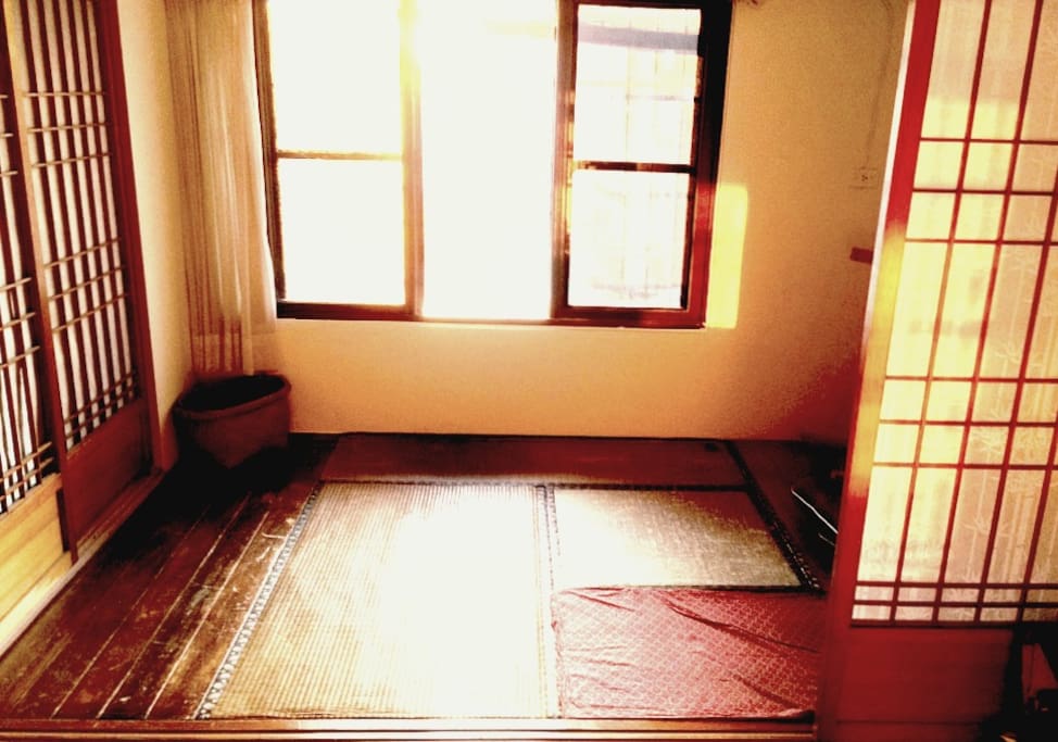 Quiet and cozy Tatami Room with plenty of daylight