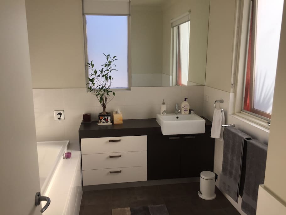 Private en-suite bathroom (alternate angle)