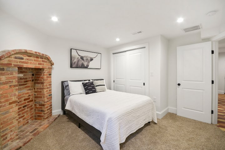 Брачен кревет (широк 150-179 см) во главната спална соба. Душек од мемори пена!