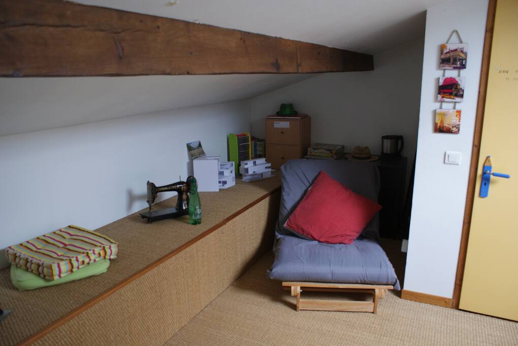 Avec un futon une place pouvant donner un couchage suppléméntaire