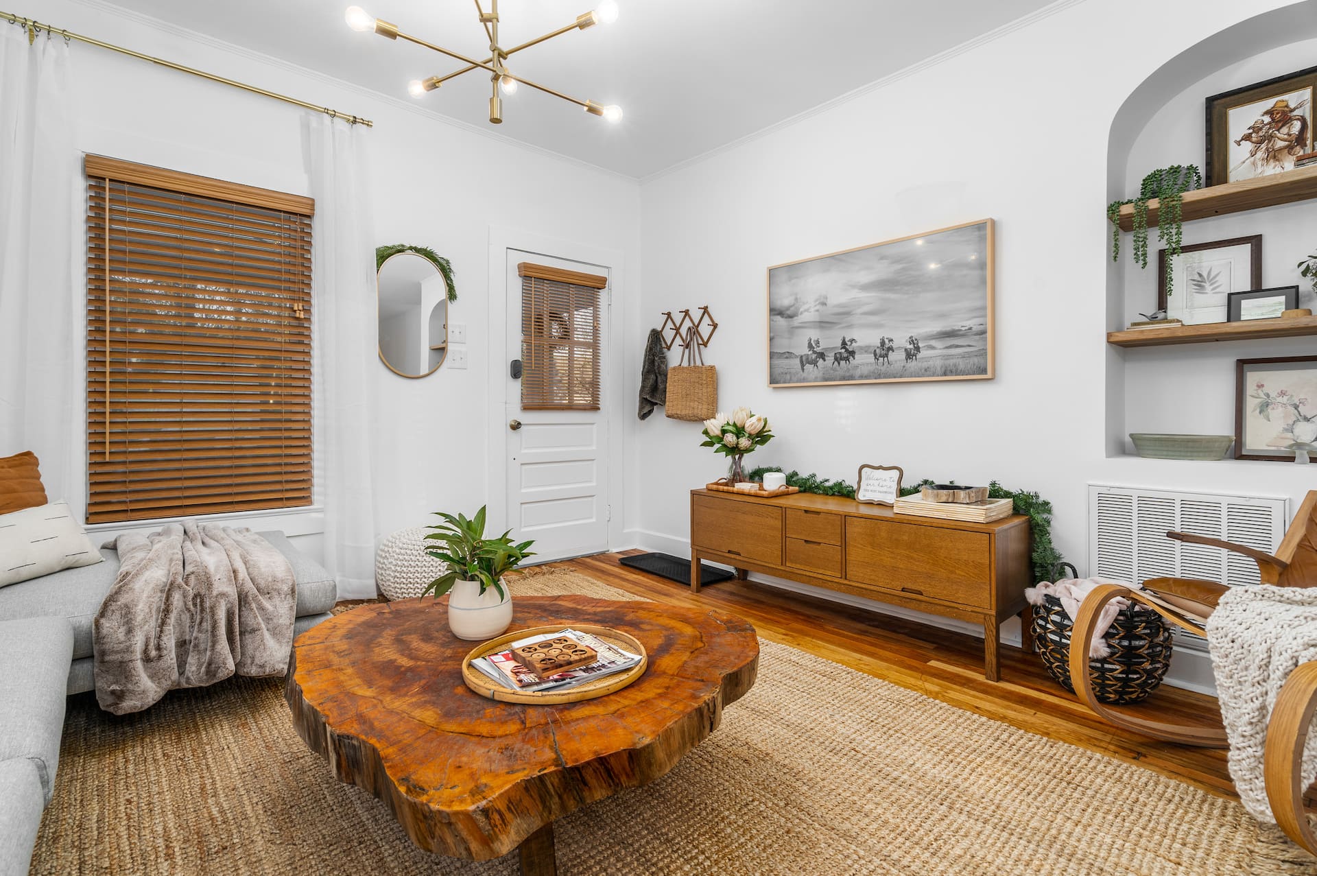 Charming historic Bungalow by lake, pet friendly