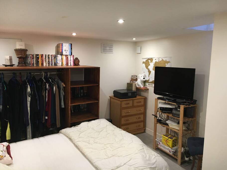 Puits de lumière à coté de la TV+ Box dans la chambre