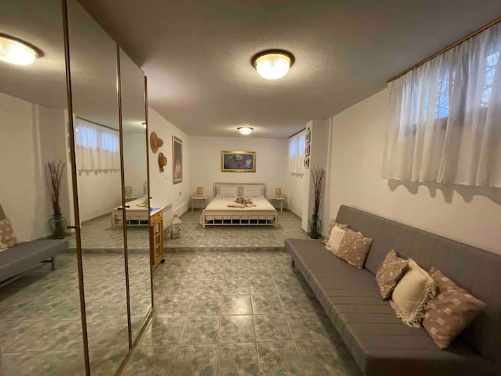 המרתף למחצה עם הכפול והרע , גם עם הספה שהפכה לחצי כפולה וארון בגדים עם מראות 