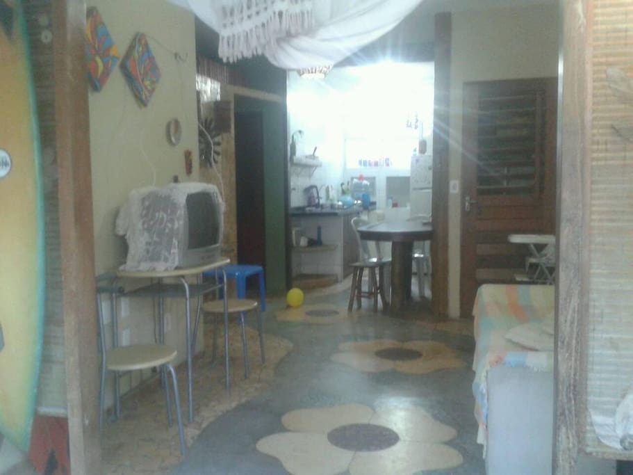 Sala com cozinha ao fundo