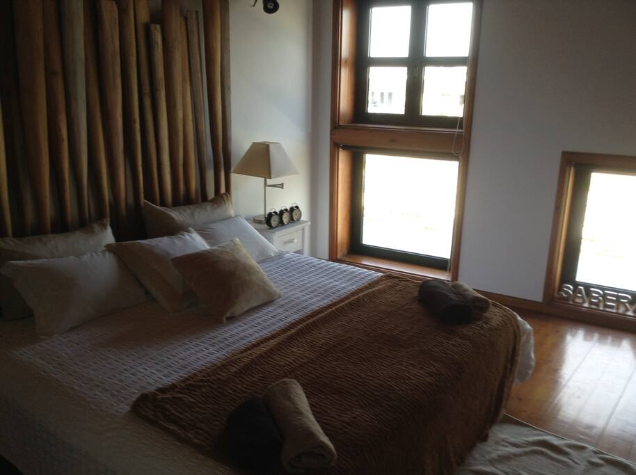 Quarto com vista para a Ria : opção cama de casal kingsize .
Bedroom with view to the Ria canal: kingsize bed option