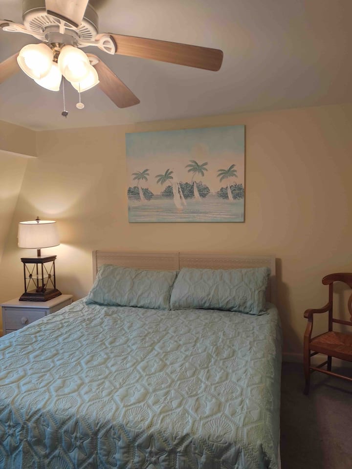 Dormitorio principal del tercer piso con cama king size y escritorio.  Armario grande y baño privado
