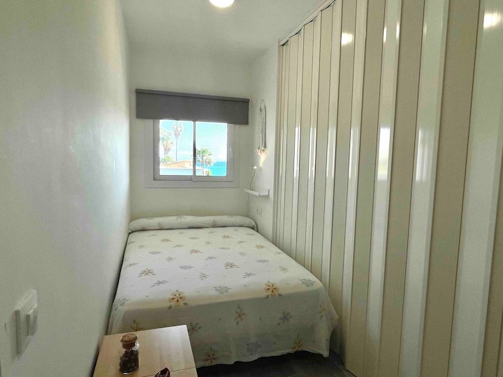 Habitación doble al aire libre. 
Cómoda cama de 135x200x22 cms.