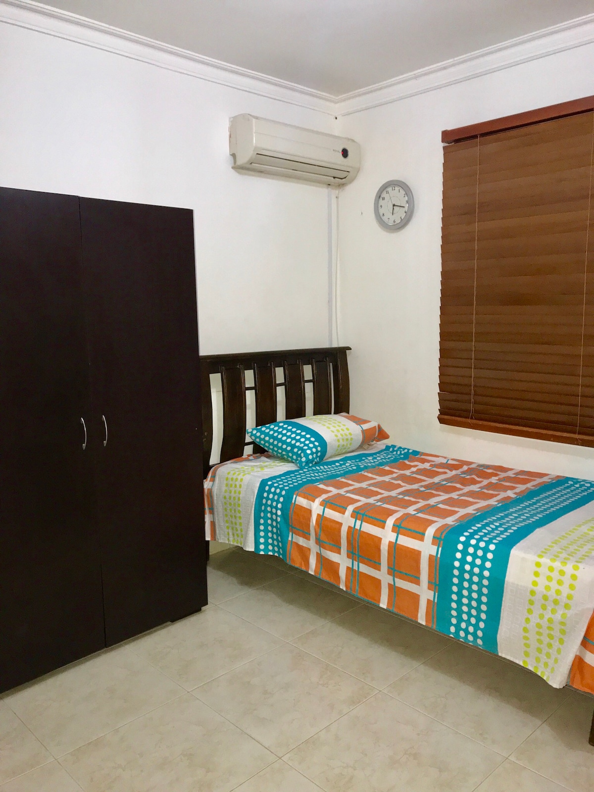 Extra kamer met uitstekende ventilatie en verlichting, gelegen op de eerste verdieping van het huis, inclusief airconditioning  en staande ventilator indien gewenst door de gast. Inclusief badkamer met een badkamer en was de handen.