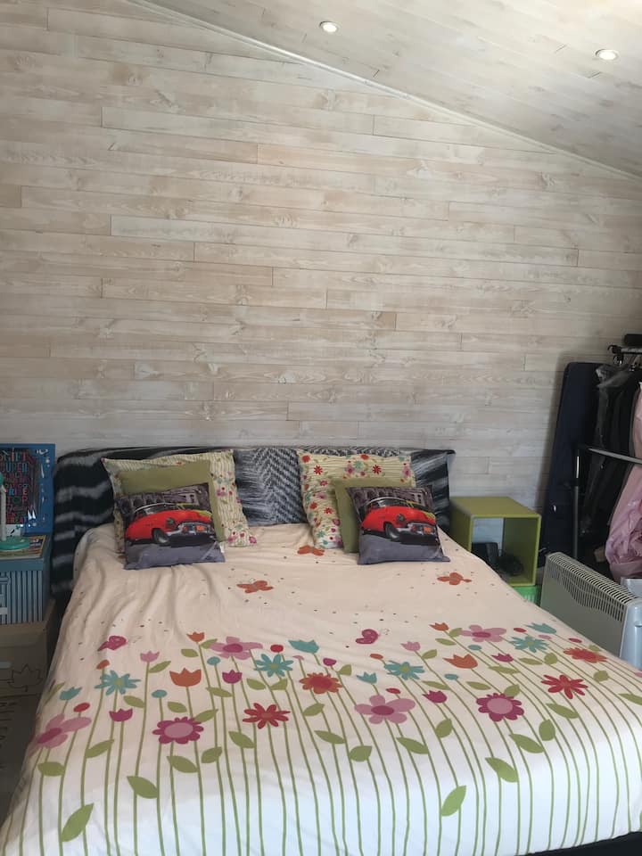 חדר שינה 4 (למעלה) מיטת קווין סייז 160x200 עם גישה לגג המרפסת