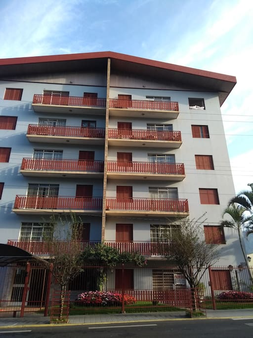 O apto fica na parte de trás do prédio com vista privilegiada da cidade.Bem silencioso.