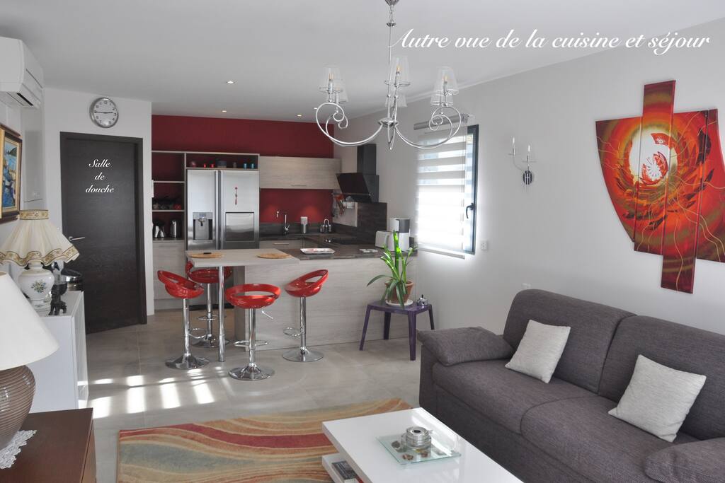 Espace cuisine et salon