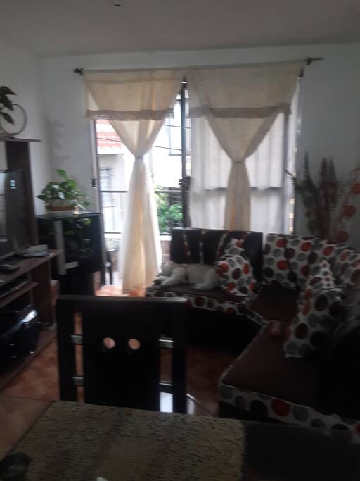 Sala comedor con cocina integral con todo el equipamiento como Microondas,nevera,Sándwichera,Estufa