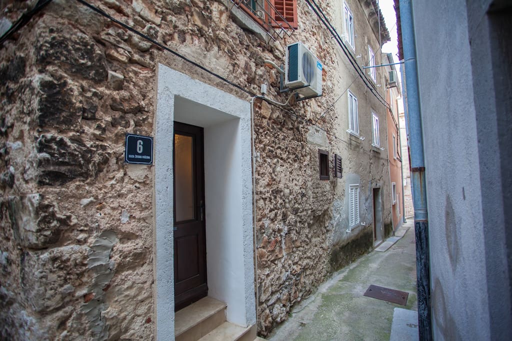 Here is our place, the "reception" where you can find us regarding key collection and any other queries you might have!