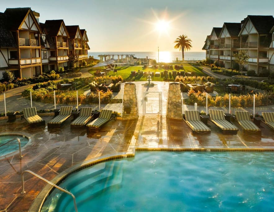 Steps from the Beach! pool +hot tub + gym + free rentals for beach activities