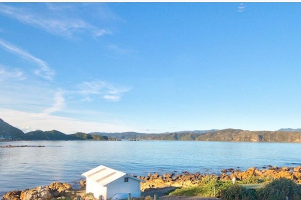 Waterfront house in beautiful Breaker Bay