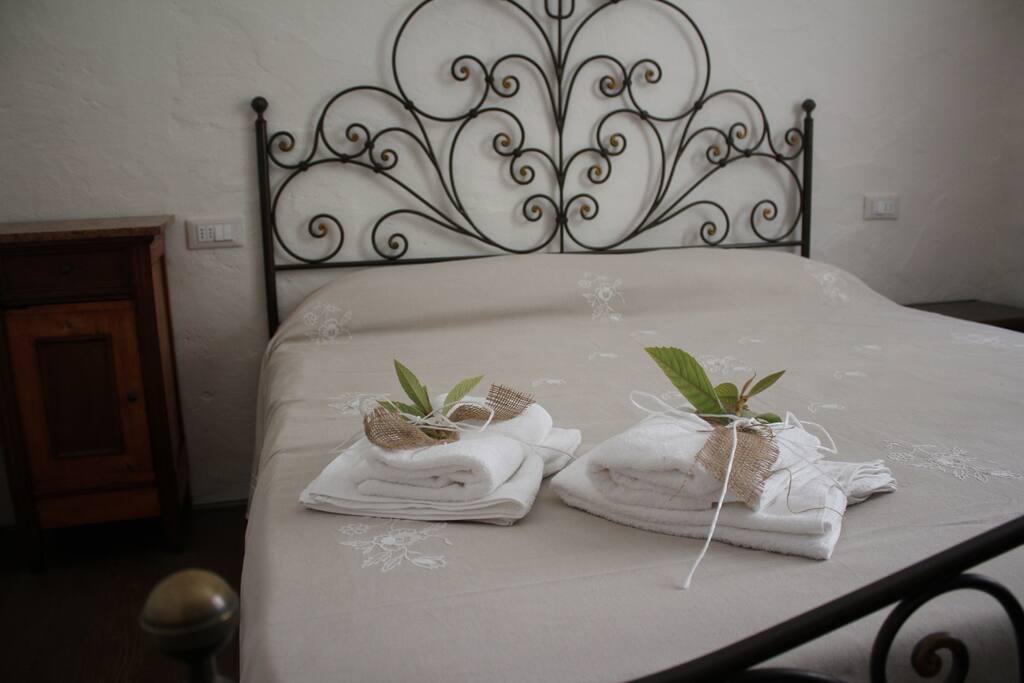 Bedroom "Il Cortile". Towels included