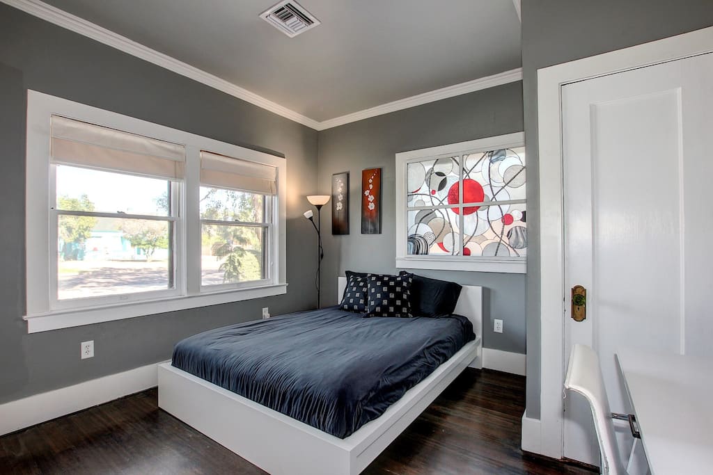 2nd bedroom with queen bed