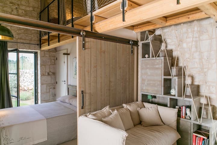 Хамбар: двойна спалня със собствена баня и стълбище за достъп до тавана