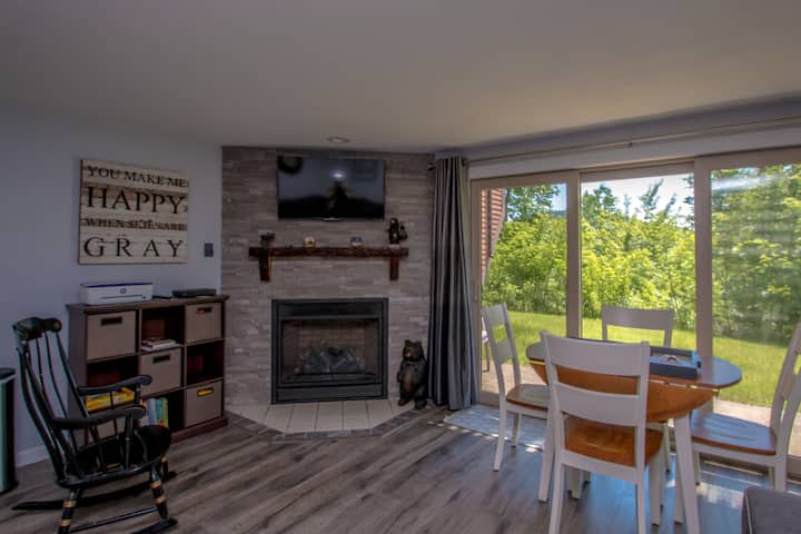 Brand New, Quality 1 Br Condo  1 Mi.  To Storyland - Living Shores Aquarium, Glen