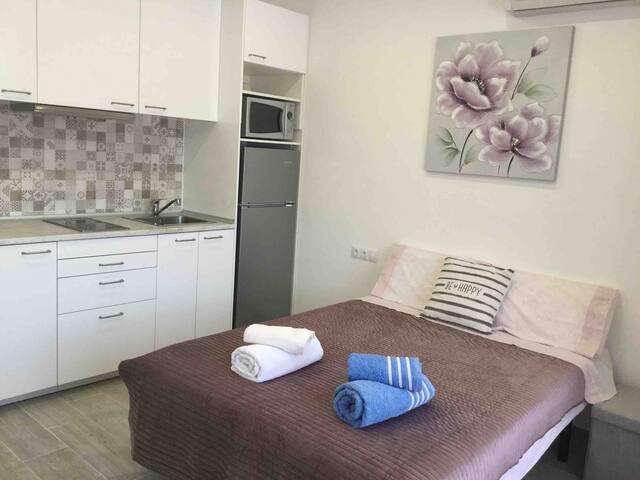 Studio with pool near airport wifi