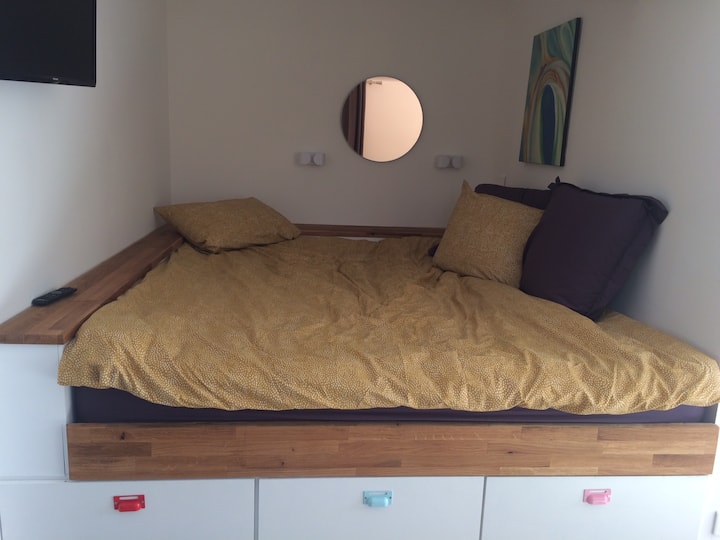 Área de cocochera y cama