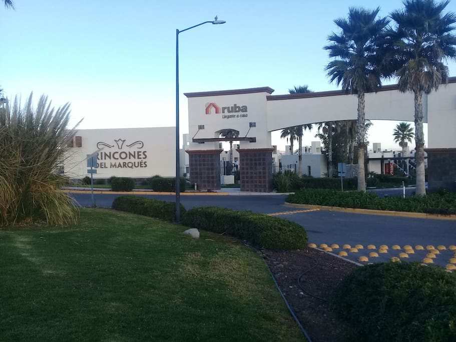 El fraccionamiento es sumamente seguro. Está muy cerca de los Parques Industriales Bernardo Quintana , El Marqués y a 25min del aeropuerto de Querétaro. A 1 hr de lugares turisticos como la Peña de Bernal y Tequisquiapan!