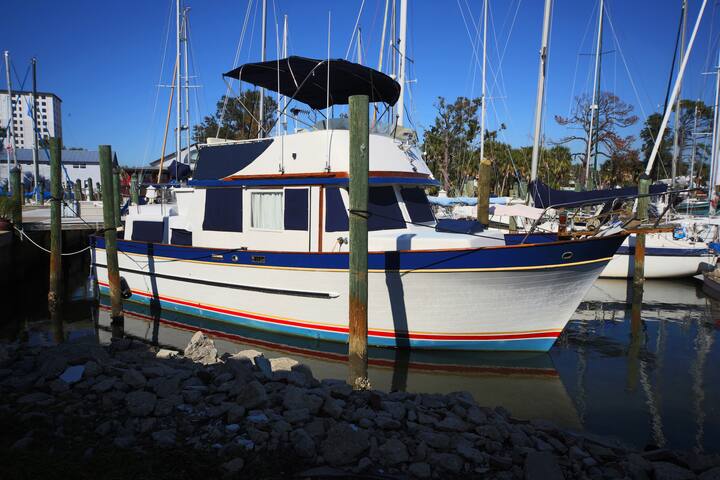 Yacht/Trawler 2 private staterooms, Entire Vessel
