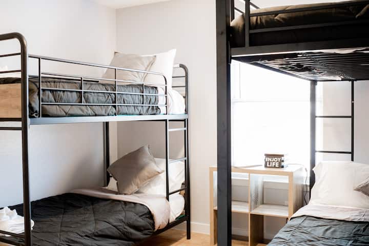 חדר #4 מיטת קומתיים זוגית/מיטת קומתיים מלאה