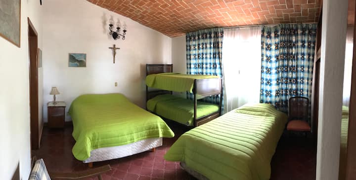 חדר שינה ירוק.
הוא למעלה, יש בו חדר רחצה פרטי.