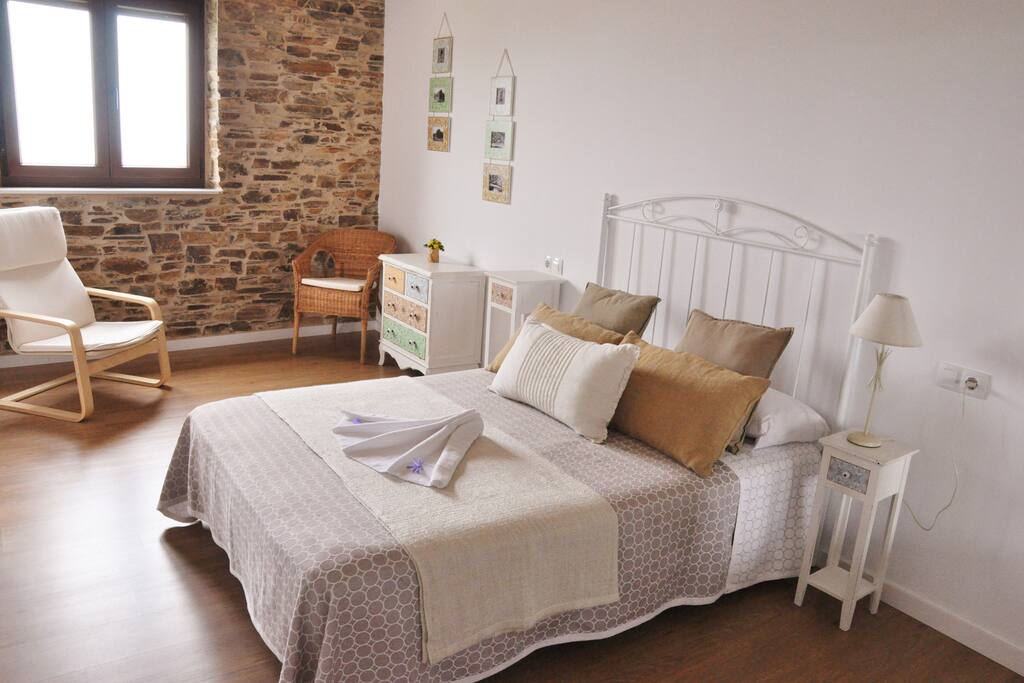 Habitación con cama de matrimonio