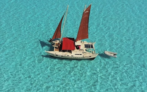 Catamaran polynésien sur le lagon de Bora Bora