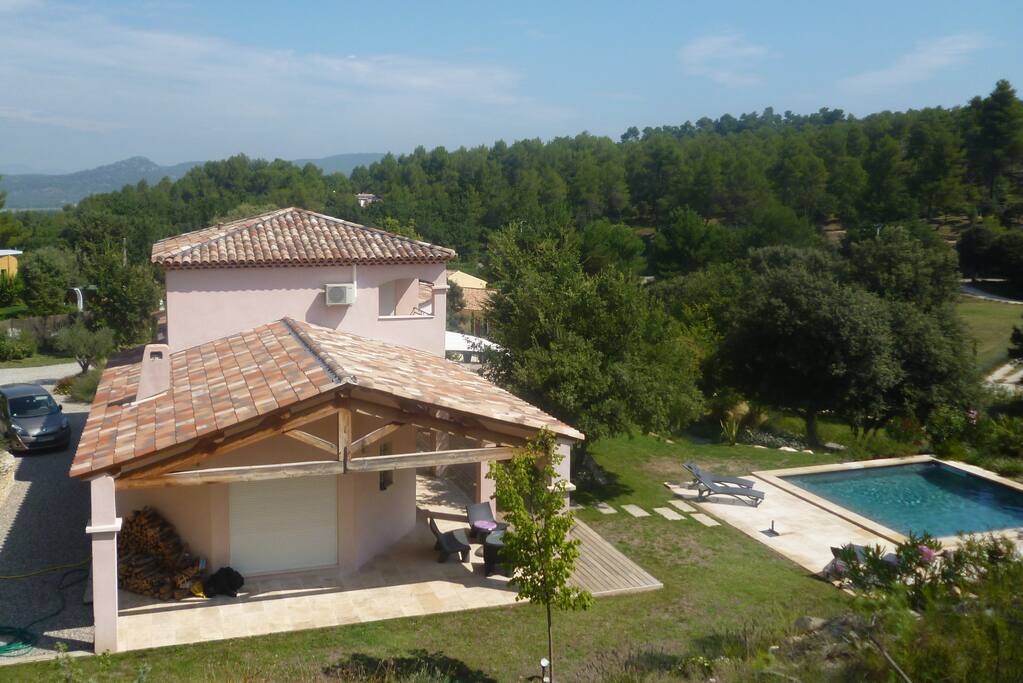 Vue d'ensemble maison/piscine/jardin, situation.