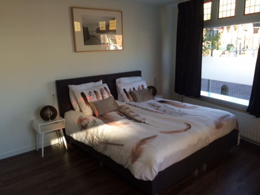 Tweepersoons boxspring, ook te plaatsen als twee losstaande bedden van 90 x 210